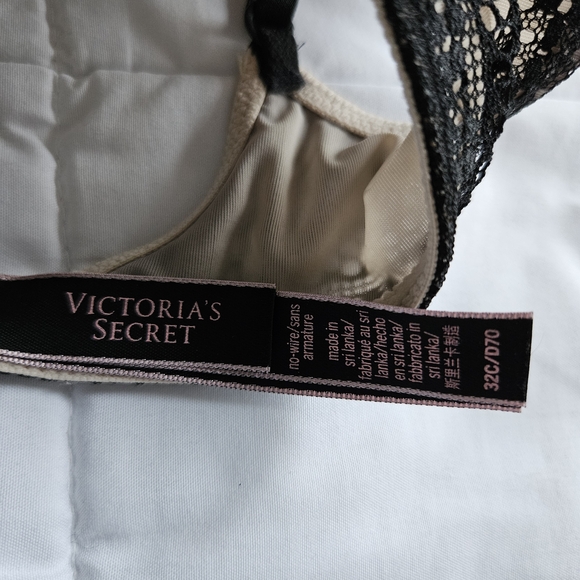 Victoria's Secret Black and Cream Wireless Push Up Plunge Lace Bra - Picture 3 of 4